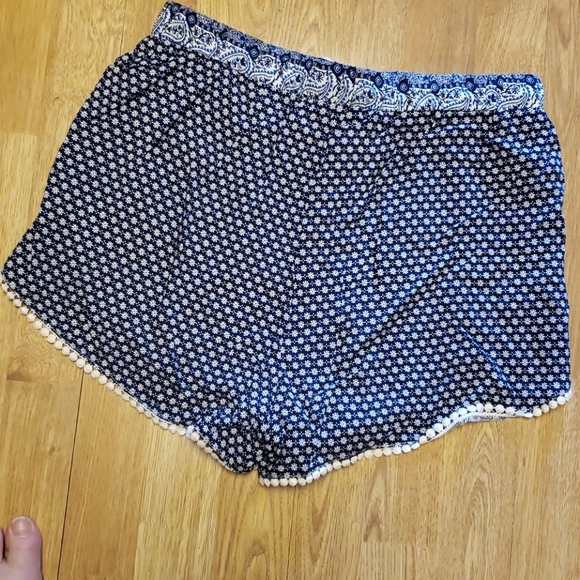 NWT Listicle flowy ditsy floral boho shorts L - Picture 4 of 4
